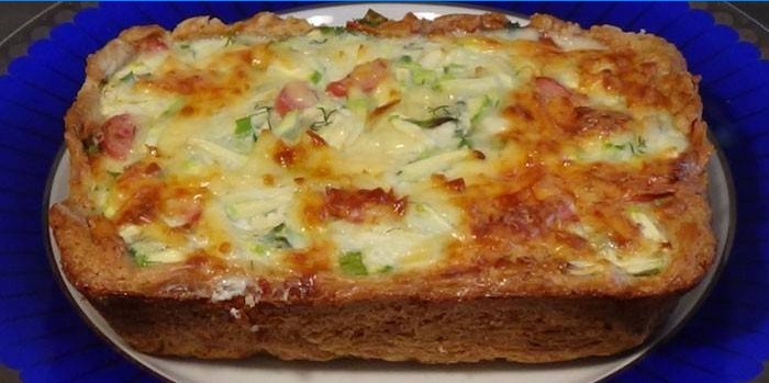 Fertige Zucchinikuchen mit Gemüse und Sauerrahmfüllung