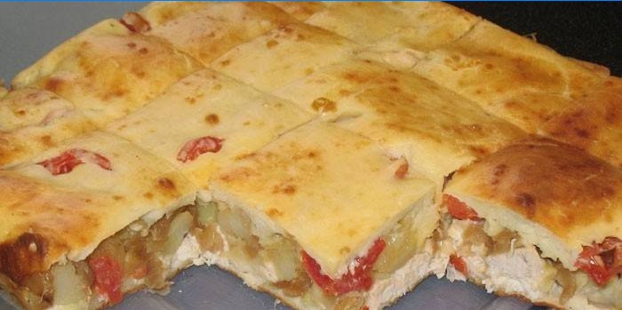 Kuchen gefüllt mit Tomaten, Huhn und Kartoffeln