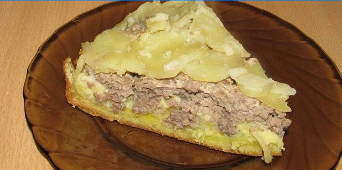 Gelierte Torte gefüllt mit Hackfleisch und Kartoffeln