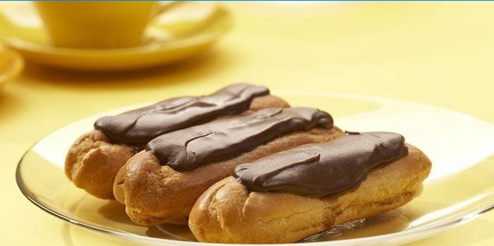 Mit Schokolade überzogene Eclairs