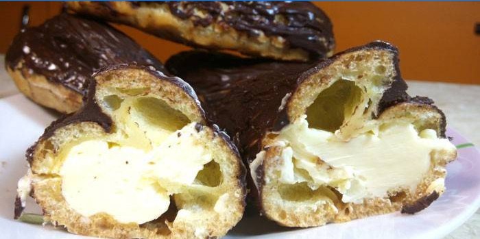 Mit Buttercreme gefüllte Eclairs