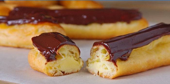 Fertige Eclairs mit Sahne und Glasur