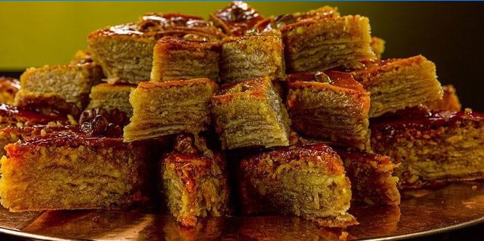 Fertig Baklava auf einer Schüssel