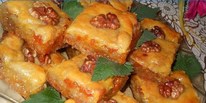 Fertig Baklava auf einer Schüssel