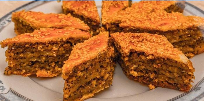 Variation von Baklava mit Mohn und Sesam auf einem Teller