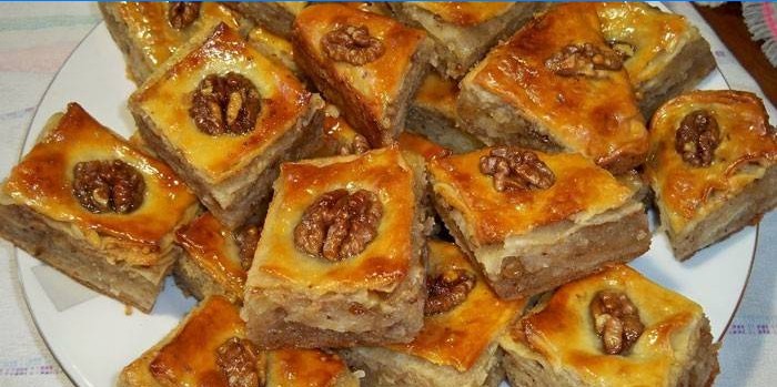 Baklava-Scheiben mit Walnüssen auf einem Teller