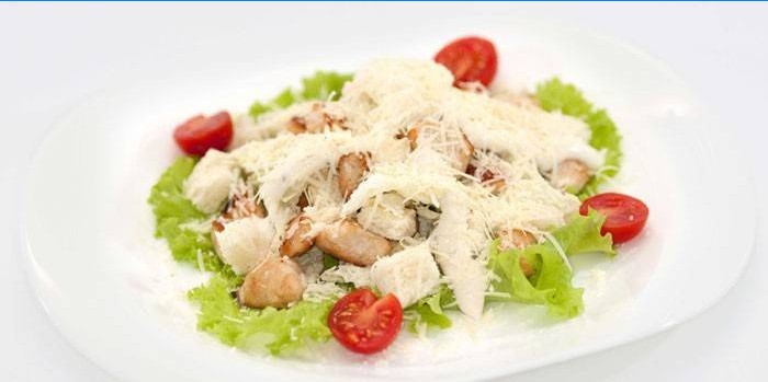 Caesar mit Hühnchen und Kirschtomaten