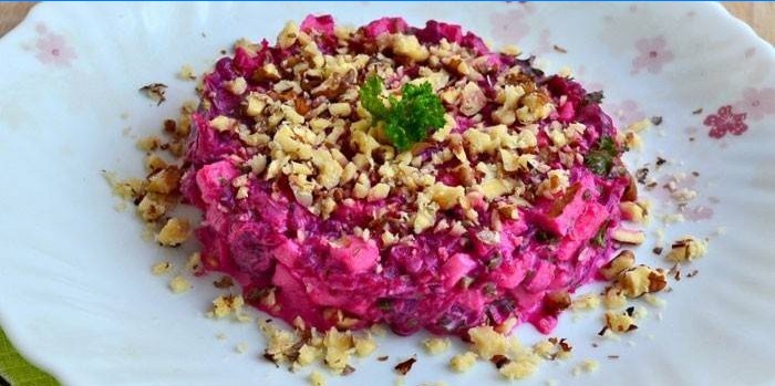 Rote-Bete-Salat mit Mayonnaise und Nüssen