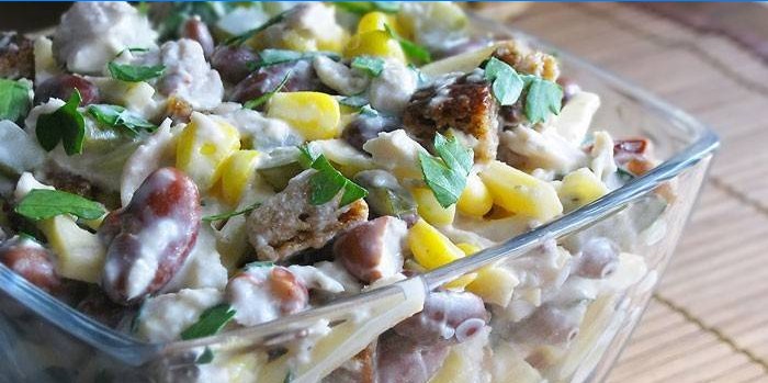 Bohnensalat mit Mais und Crackern