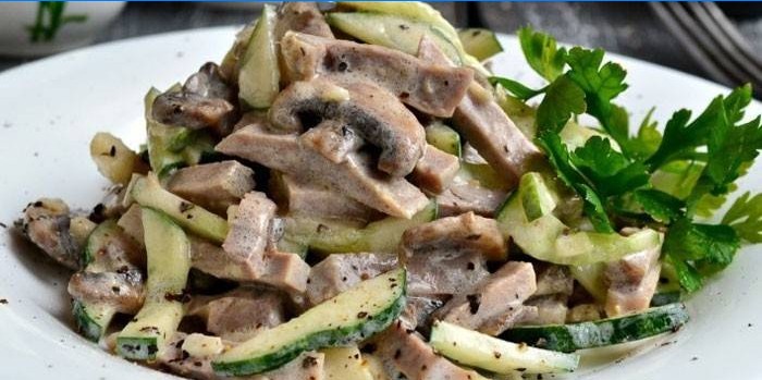 Salat aus Pilzen, frischen Gurken und gekochter Zunge