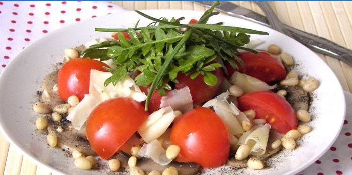 Salat mit Kirschtomaten, Parmesan und Pinienkernen