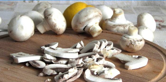 Champignons geschnittene Champignons auf einem Schneidebrett