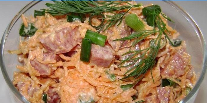 Koreanischer Karottensalat mit geräucherter Wurst