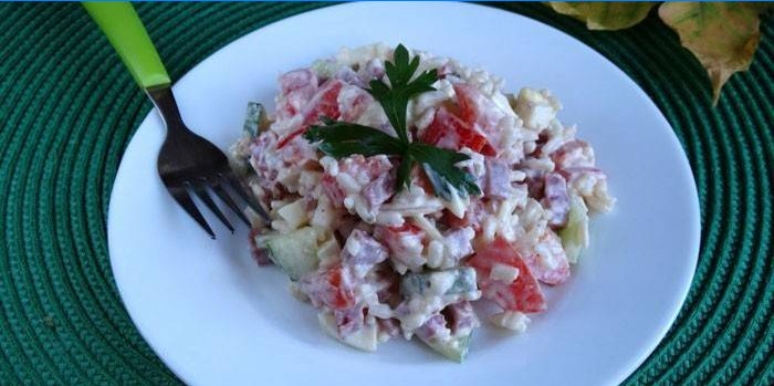 Tomatensalat mit Reis und geräucherter Wurst