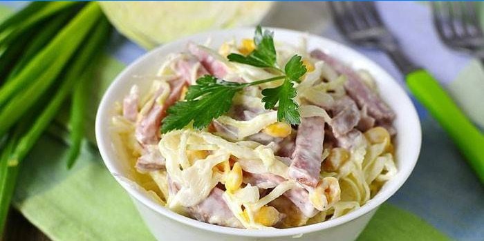 Krautsalat, Wurst und Maissalat