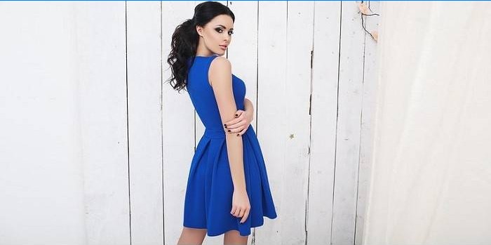 Mädchen in einem blauen Kleid mit einem vollen Rock