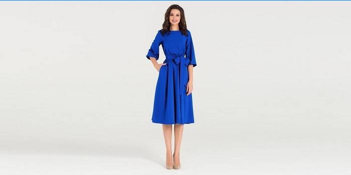 Mädchen in einem blauen Freizeitkleid mit einem Ärmel