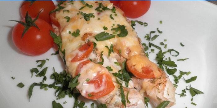 Gebackener Fisch mit Tomaten unter Käse