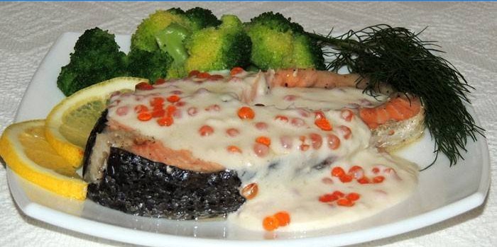 Lachs mit Sahnesauce mit rotem Kaviar