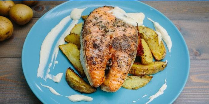 Gebackenes rotes Fischsteak mit Kartoffeln