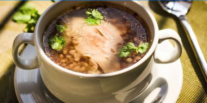 Suppe auf Hühnerbrühe mit Buchweizen in einem Teller