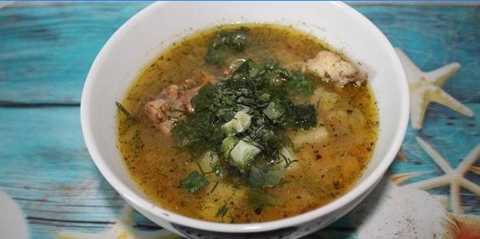 Buchweizensuppe mit Huhn in einem Teller