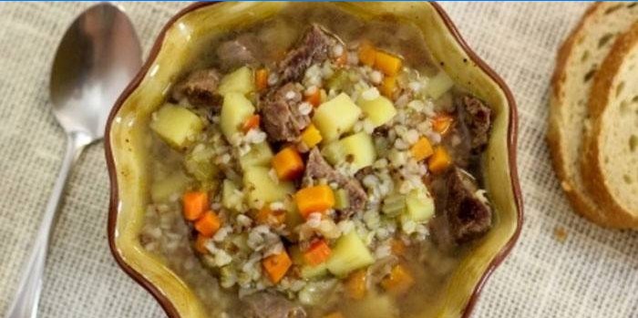 Dicke Buchweizensuppe mit Rindfleisch in einem Teller