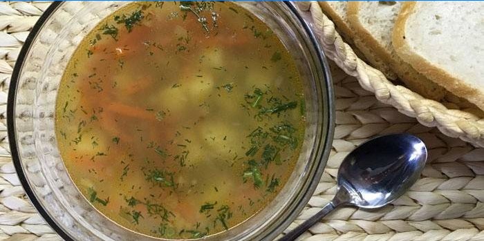 Platte mit Buchweizensuppe auf Hühnerbrühe