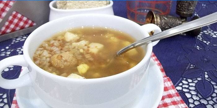 Buchweizensuppe mit Fleischbällchen in einem Teller