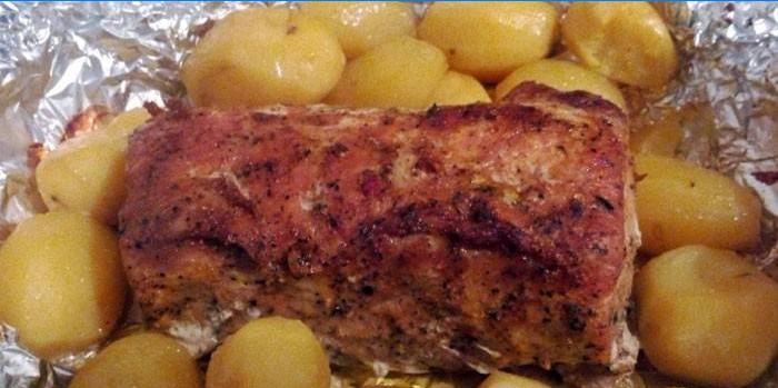 Schweinefleisch gekochtes Schweinefleisch mit Kartoffeln auf Folie