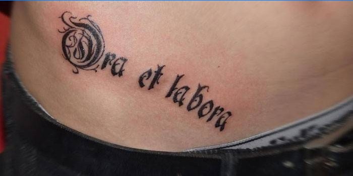 Mädchen Tattoo: Beten und arbeiten