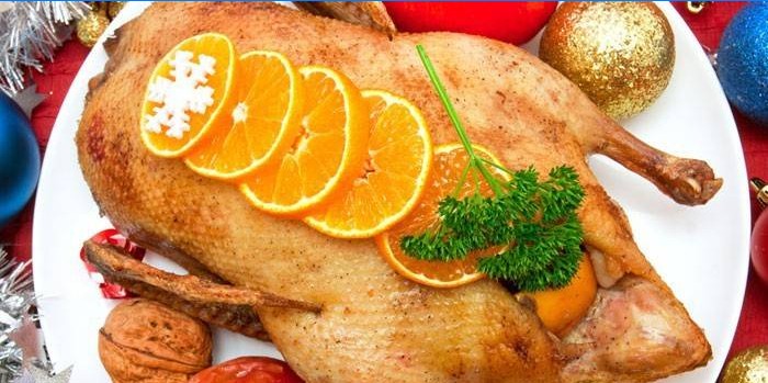 Ente gefüllt mit Orangen- und Apfelscheiben