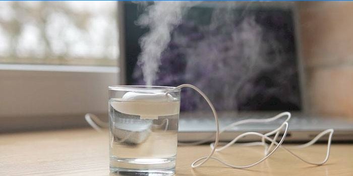 Ultraschallbefeuchter in einem Glas Wasser