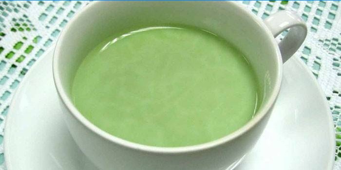 Eine Tasse grüner Tee mit Ingwer und Milch
