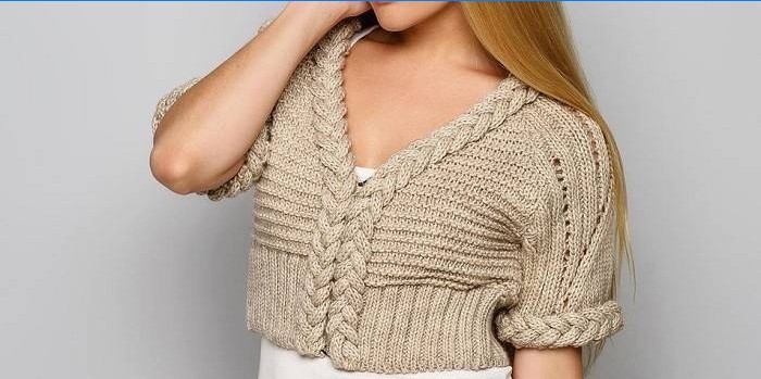 Mädchen in einem warmen gestrickten Bolero