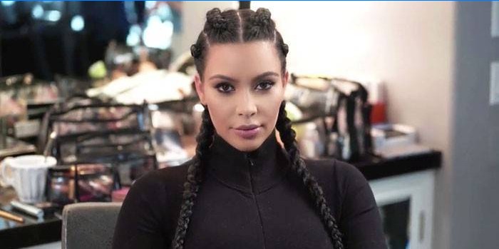 Kim Kardashian in einem Schönheitssalon