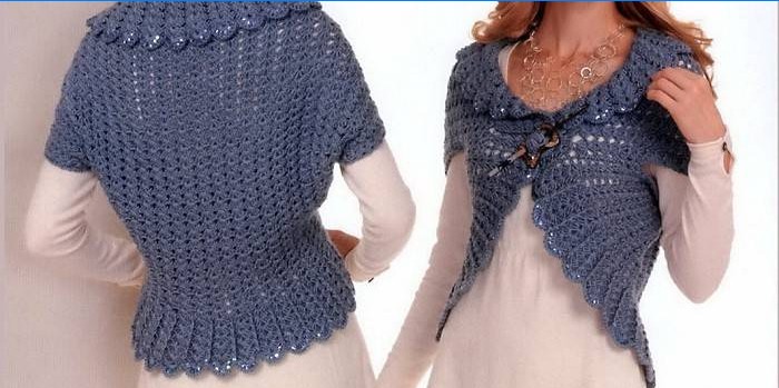 Frau in einem gestrickten Bolero