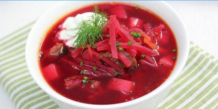 Borsch auf Rinderbrühe mit saurer Sahne