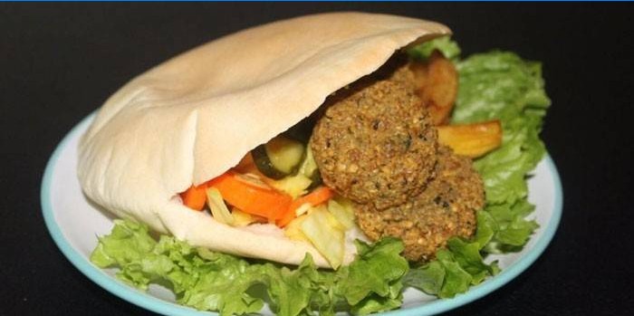 Pita mit Salat und Falafels