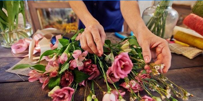 Mädchen sammelt einen Blumenstrauß