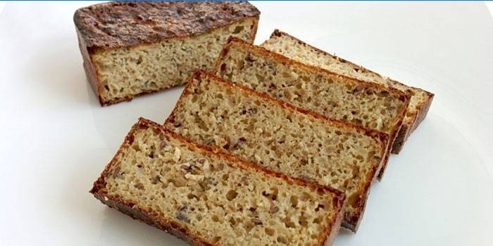 Hausgemachtes Kleiebrot mit Gewürzen