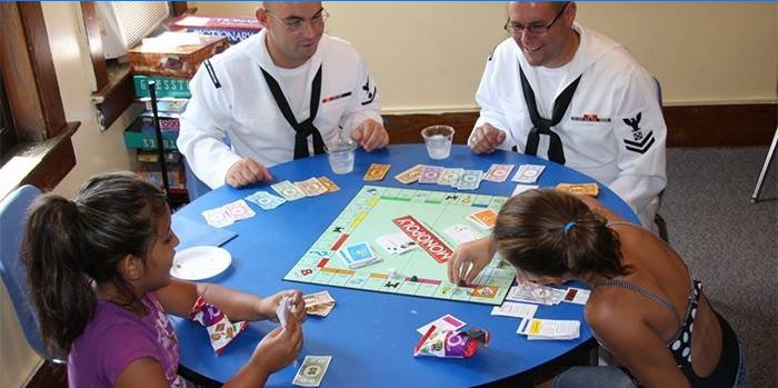 Die Leute spielen Monopoly