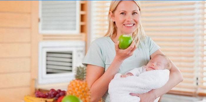 Mädchen mit einem Baby und einem Apfel