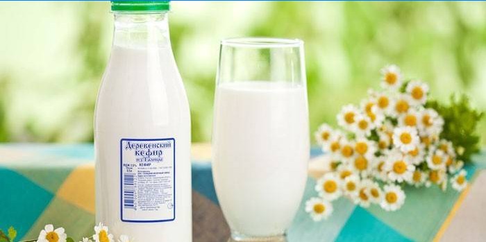 Kefir in einer Flasche und einem Glas