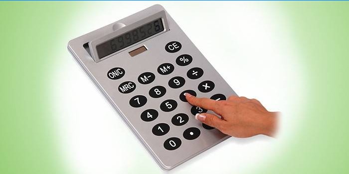 Mädchen macht Berechnungen auf einem Taschenrechner