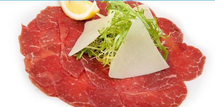 Fertiges Rindfleisch-Carpaccio mit Parmesan und Salat