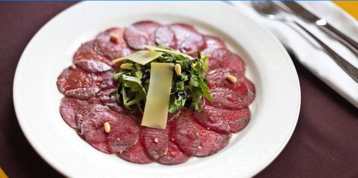 Rindfleisch-Carpaccio mit Käse und Pinienkernen