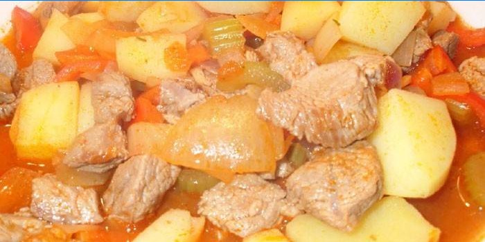 Geschmorte Kartoffeln mit Gemüse und Hühnchen