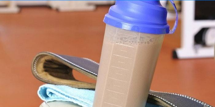 Protein-Shake im Trainingsglas