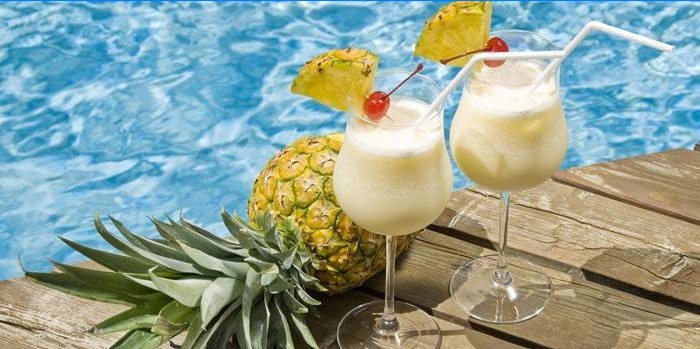 Zwei Gläser mit einem Pina Colada Cocktail